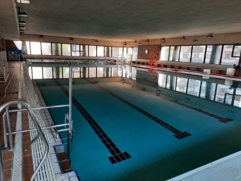 Piscina grande en el polideportivo Sakoneta / Igerileku handia Sakoneta kiroldegian