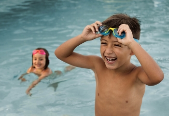 Cursillos de natación infantiles. / Haurrentzako igeriketa ikastaroak.