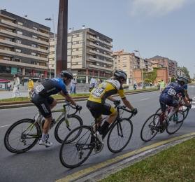 Carrera ciclista en Leioa. / Txirrindulari lasterketa Leioan.