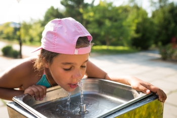 Es conveniente beber abundante agua. / Ur asko edatea komeni da.